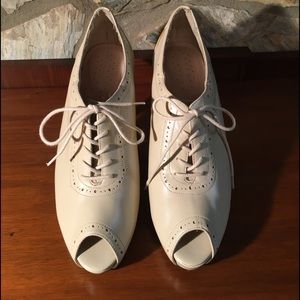 Size 11M Rockport Adiprene
Sturdy Leather Upper
Cream/Light Beige 
Lace Front